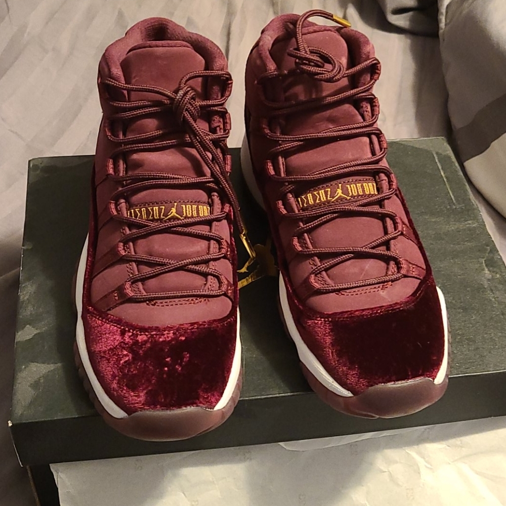 Jordan 11 Night Maroon